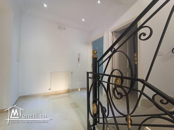 Splendide Villa Triplex vue mer avec jolie piscine à Gammarth