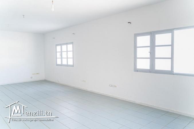 Local commercial 3000 m2 route de Grombalia