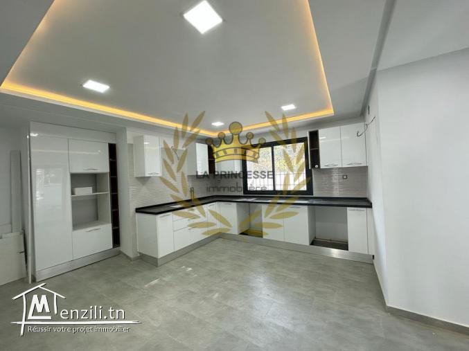 Location - Villa S+4 avec jardin et piscine à la Soukra