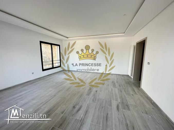 Location - Villa S+4 avec jardin et piscine à la Soukra