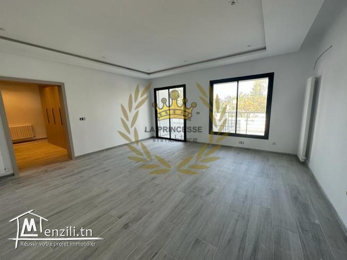 Location - Villa S+4 avec jardin et piscine à la Soukra