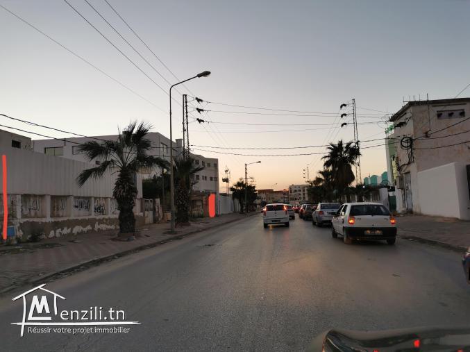 A sfax sur la grande route devant la pharmacie centrale et à côté de Optylab
