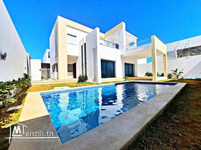 villa avec piscine située dans un emplacement calme 