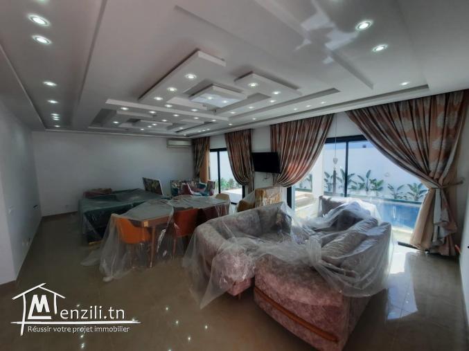 villa avec piscine située dans un emplacement calme 