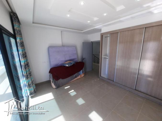 villa avec piscine située dans un emplacement calme 