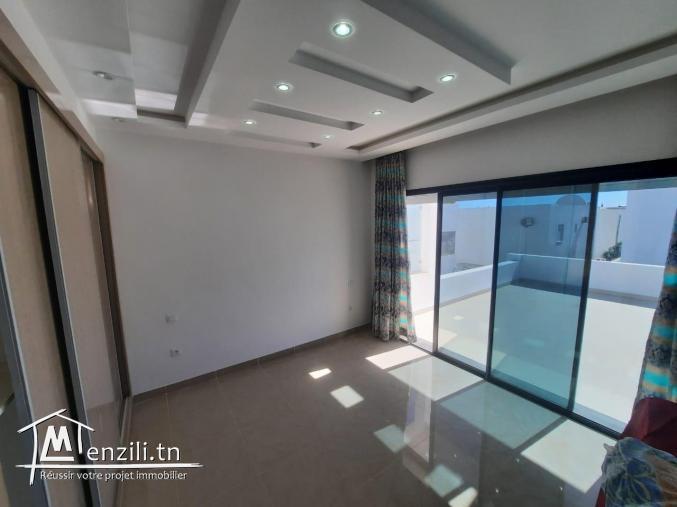 villa avec piscine située dans un emplacement calme 