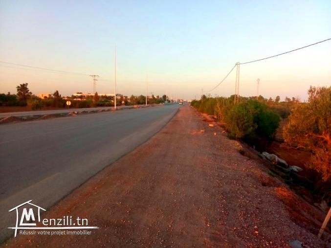 À vendre un terrain sur la route principale de tazarka korba