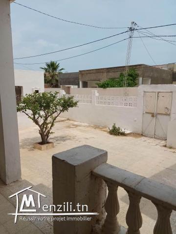 maison a deux étages avec deux studios