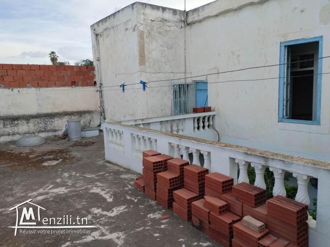 à vendre dar 3arbi fi beb mnara sur un terrain de 250 m2 fiha 9 chambres