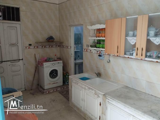 à vendre dar 3arbi fi beb mnara sur un terrain de 250 m2 fiha 9 chambres