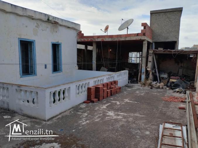 à vendre dar 3arbi fi beb mnara sur un terrain de 250 m2 fiha 9 chambres