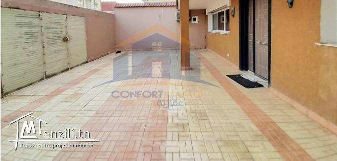 maison avec deux étages séparés