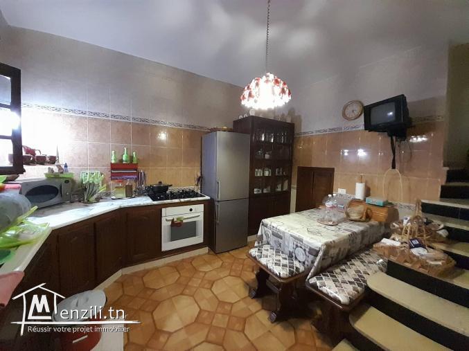 maison avec deux étages séparés