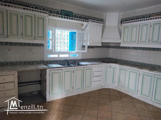 À vendre villa sur deux niveaux Ezzahra centre ville sidi bou Saïd