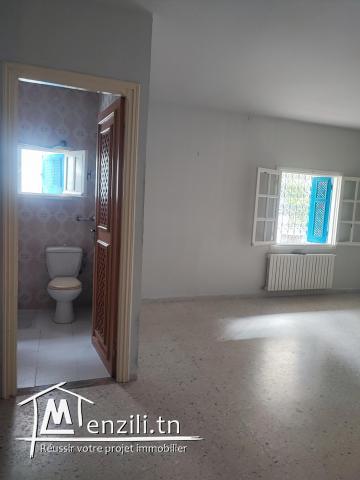 À vendre villa sur deux niveaux Ezzahra centre ville sidi bou Saïd
