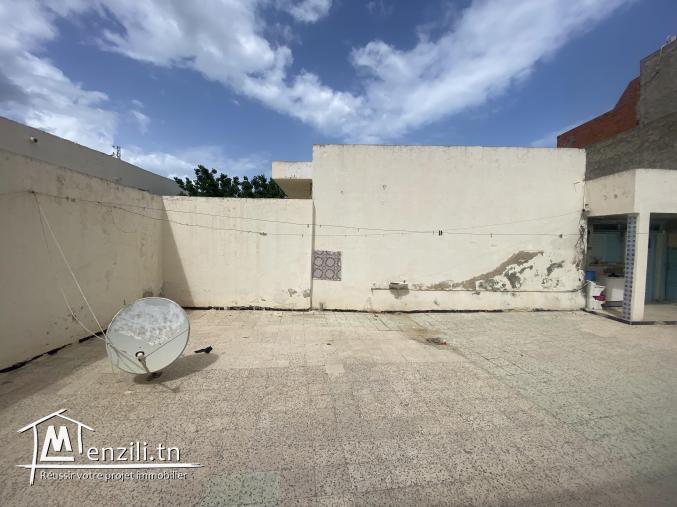 Une spacieuse maison arabe est à vendre.