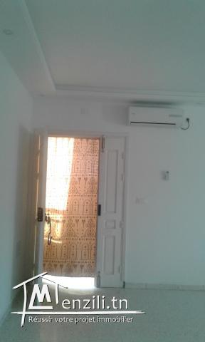 S+1 meuble neuf a cite Riyadh emplacement agreable pres de la plage