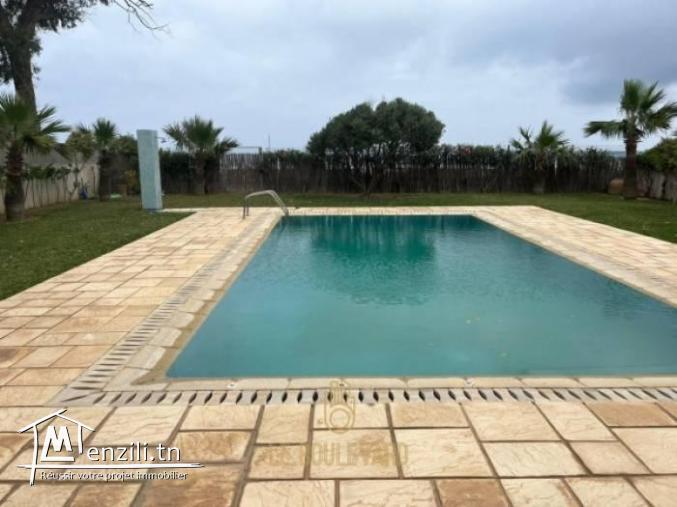 A louer Villa S4 avec piscine et pied dans l'eau à benikhiar