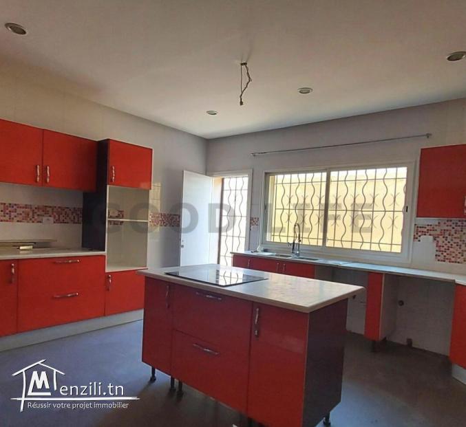 Villa avec un duplex et de 2 locaux commerciaux