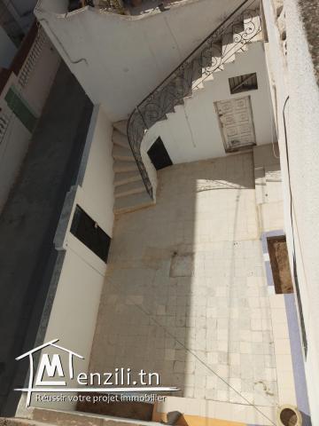 Maison sur deux niveaux indépendant située à l'aouina