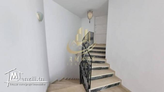 une grande Villà avec piscine à Gammarth