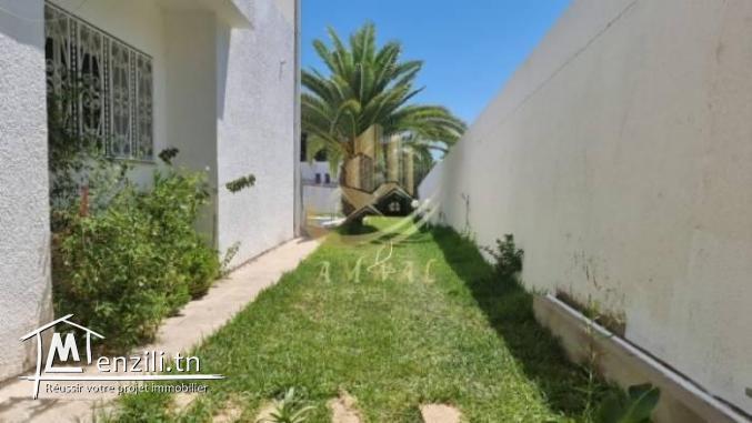 une grande Villà avec piscine à Gammarth