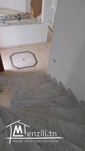 فيلا للبيع في رواد 3طوابق و حديقة