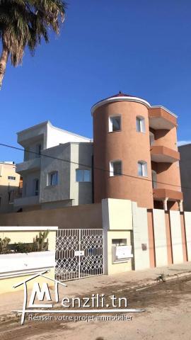 فيلا للبيع في رواد 3طوابق و حديقة