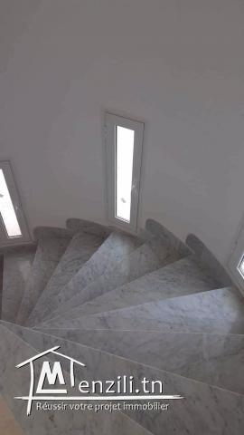 فيلا للبيع في رواد 3طوابق و حديقة