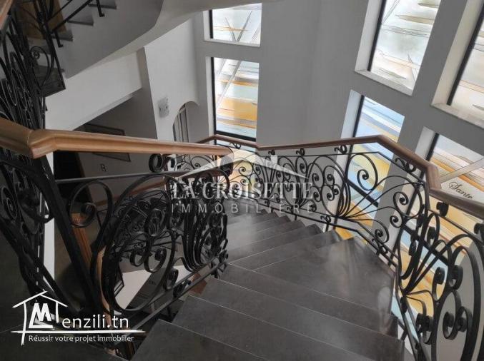 Villa s+6 avec piscine ouverte à Gammarth ZVL0574