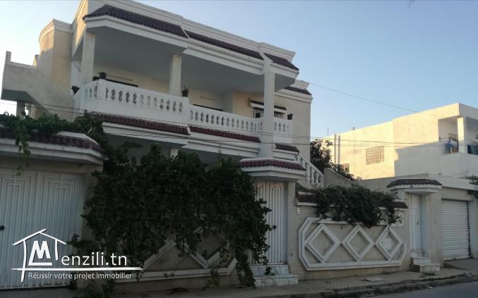 A vendre: superbe villa à el mourouj 1 + grand local qui est actuellement un resto luxueux