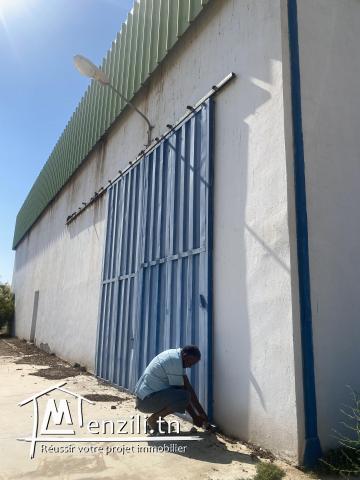 Entrepôt frigorifique dans un terrain agricole