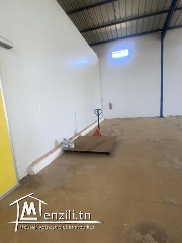 Entrepôt frigorifique dans un terrain agricole