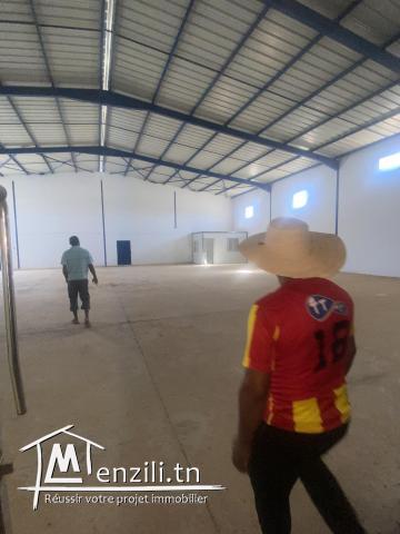 Entrepôt frigorifique dans un terrain agricole