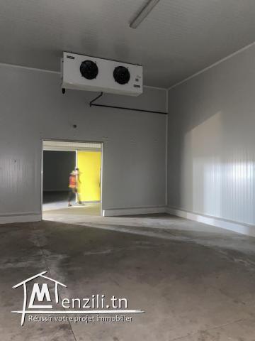 Entrepôt frigorifique dans un terrain agricole