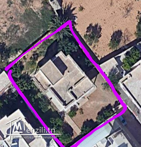 A vendre  une villa d'une surface bâtie de 200 m2