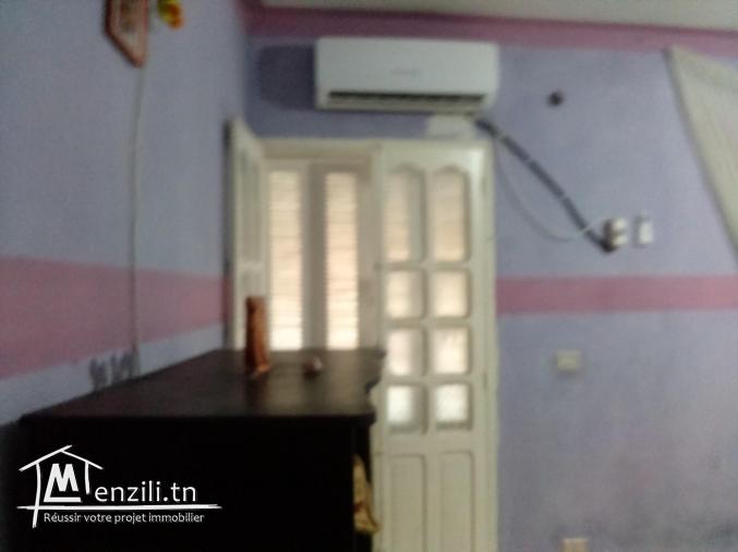 للبيع دار في واد حي الشباب قفصة