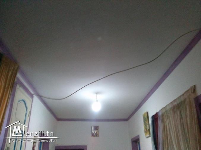 للبيع دار في واد حي الشباب قفصة