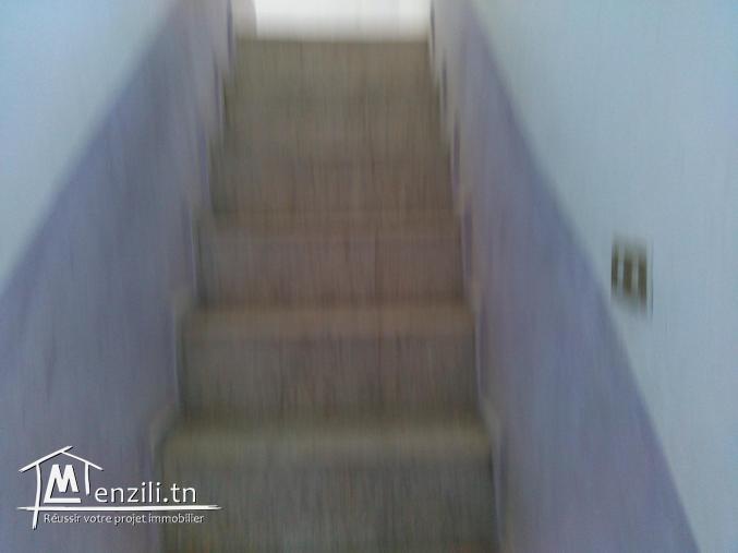 للبيع دار في واد حي الشباب قفصة