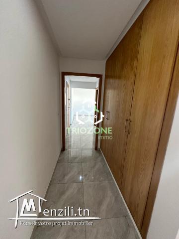 ????A vendre appartement s+2 haut standing spacieux , au 2éme étage à cité wahat l'Aouina