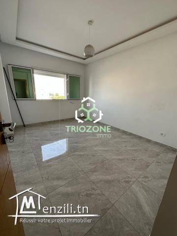 ????A vendre appartement s+2 haut standing spacieux , au 2éme étage à cité wahat l'Aouina