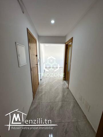 ????A vendre appartement s+2 haut standing spacieux , au 2éme étage à cité wahat l'Aouina