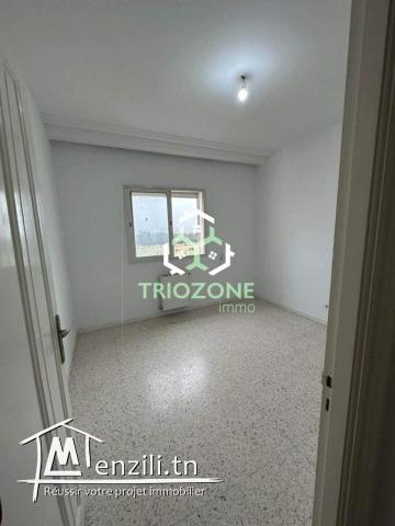 A vendre appartement s+2 spacieux avec place de parking sous sol à jardin de l'Aouina