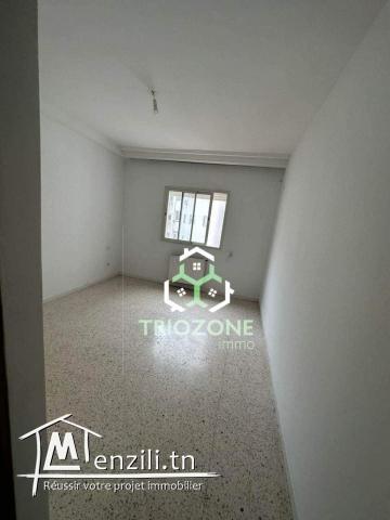 A vendre appartement s+2 spacieux avec place de parking sous sol à jardin de l'Aouina