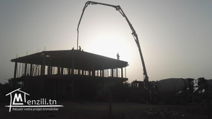 un terrain est une très belle villa à vendre