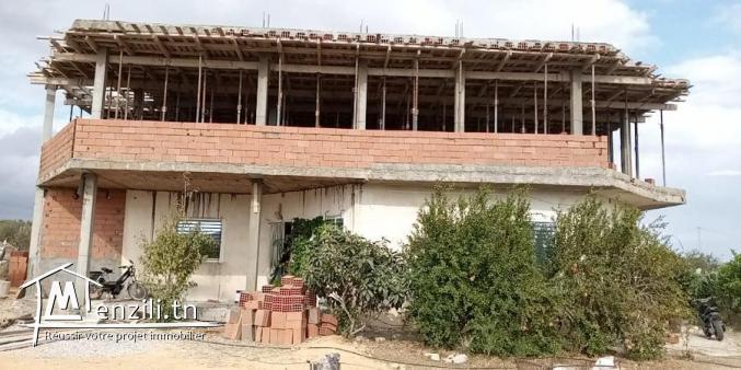 un terrain est une très belle villa à vendre