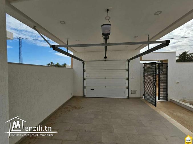 A vendre villa de haut standing avec garage à Midoun Djerba