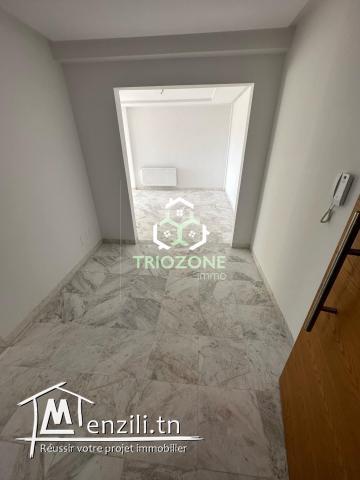 A vendre appa s2 haut standingt jamais habité avec place de parking sous sol à l'Aouina.