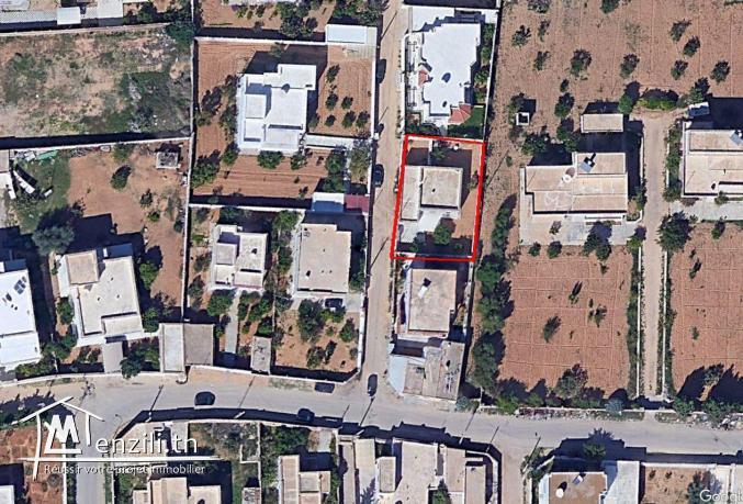 للبيع ارض فيها دار  طريق الأفران كم 2.5