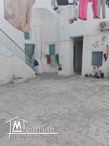 Une grande maison dans la ville arabe et le marché de la mosquée Zaytouna